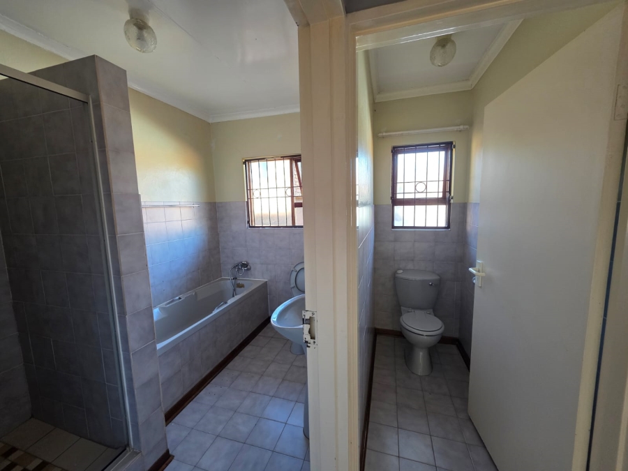 To Let 3 Bedroom Property for Rent in Langenhovenpark Free State